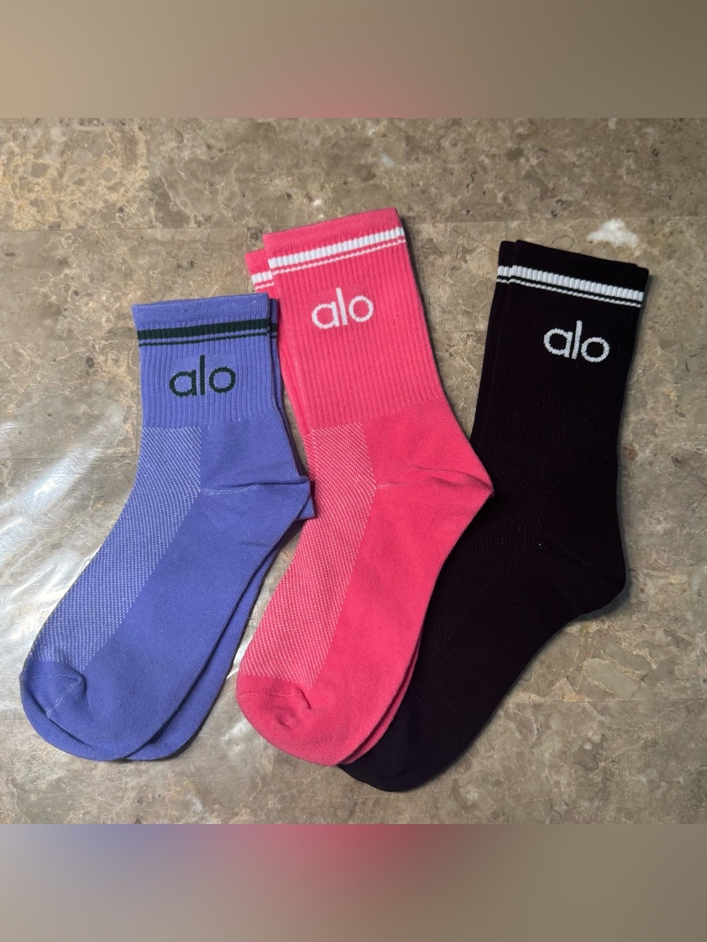 New Women’s Alo Socks
New with tags in its packaging 
3 pairs 
Fits sizes 6-11